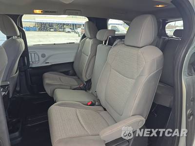 2025 Toyota Sienna LE 8-Passenger 120.5" WB - zdjęcie 13 z 33 - miniatura