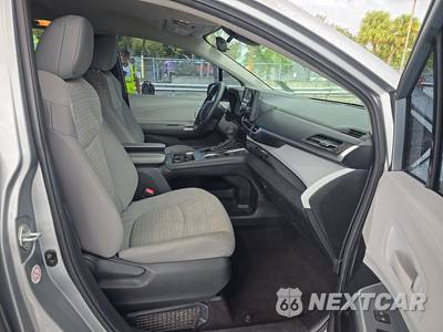 2025 Toyota Sienna LE 8-Passenger 120.5" WB - zdjęcie 8 z 33 - miniatura