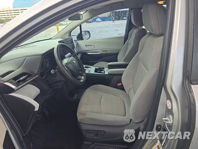 2025 Toyota Sienna LE 8-Passenger 120.5" WB - zdjęcie 7 z 33 - miniatura