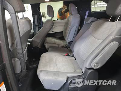 2025 Toyota Sienna LE 8-Passenger 120.5" WB - zdjęcie 13 z 43 - miniatura