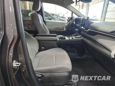 2025 Toyota Sienna LE 8-Passenger 120.5" WB - zdjęcie 8 z 43 - miniatura