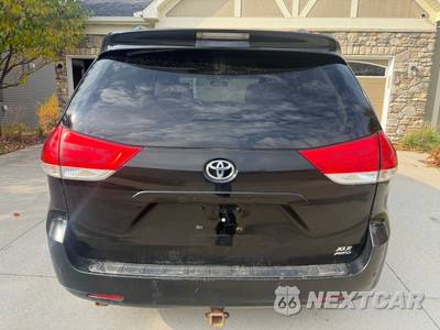 2013 Toyota Sienna XLE 7-Passenger 119.3" WB - zdjęcie 4 z 40 - miniatura