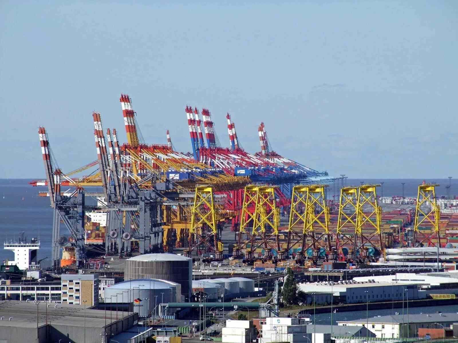 Port w Bremerhaven z kontenerami i statkami, symbolizujący odprawę celną aut z USA.