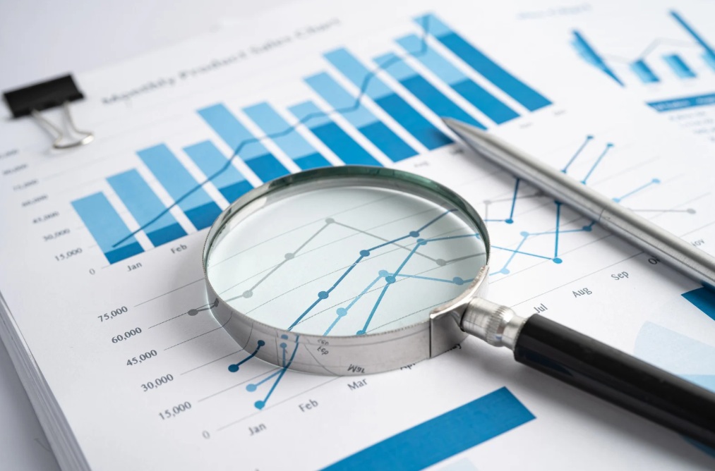 Liczby i wykresy finansowe na ekranie, symbolizujące analizę kosztów i unikanie ukrytych opłat.